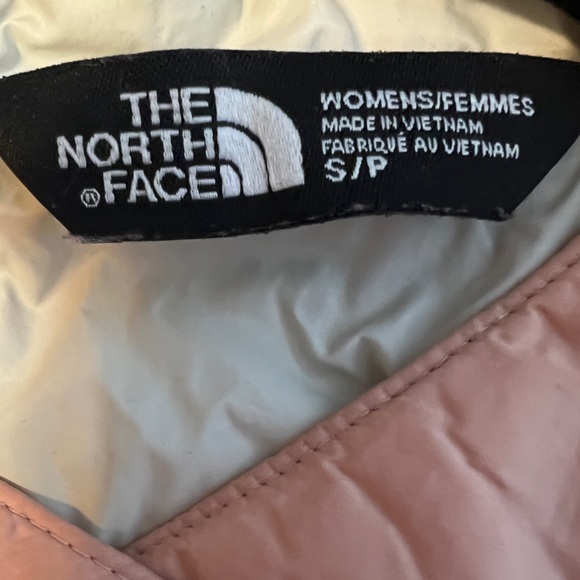 Women’s size Small North Face block print jacket with TNF logo impressions. - Picture 5 of 5